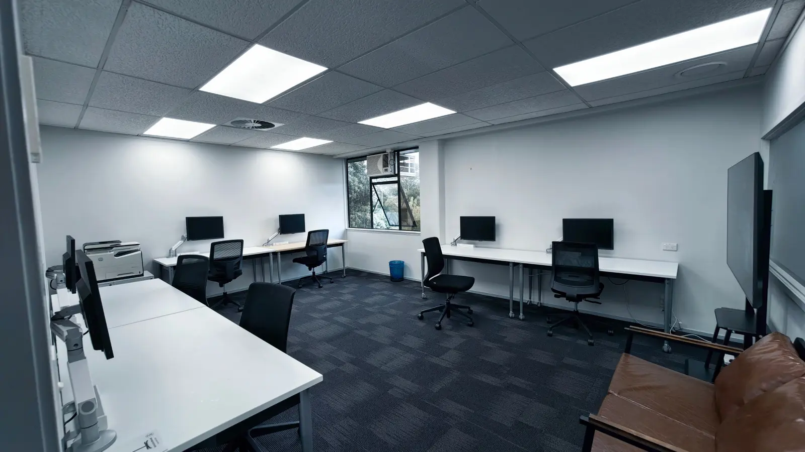 Dedicated desks (wide angle)